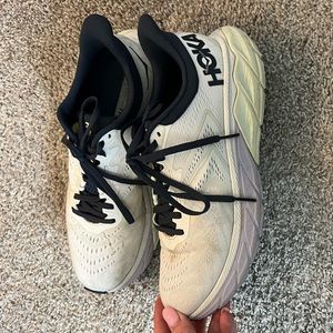 Hoka Arahi 5 in Blanc de Blanc/Outer Space